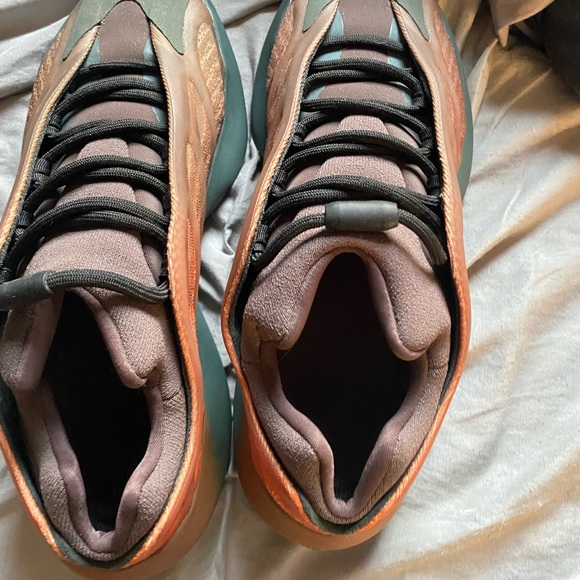 Yeezy 700 copper fades - Picture 2 of 5